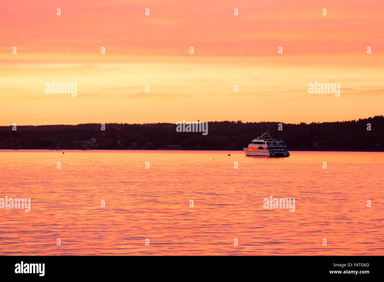 Un bateau au coucher du soleil, Bar Harbour, l'Acadia National Park, Mount Desert Island, Maine coast USA Banque D'Images