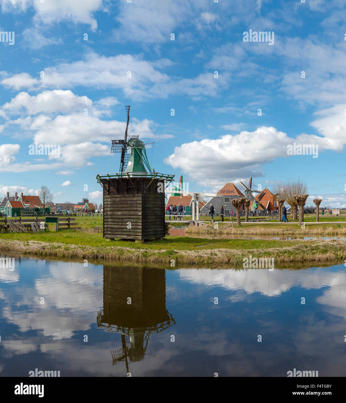 Moulin à vent le long de la rivière Zaan Banque D'Images