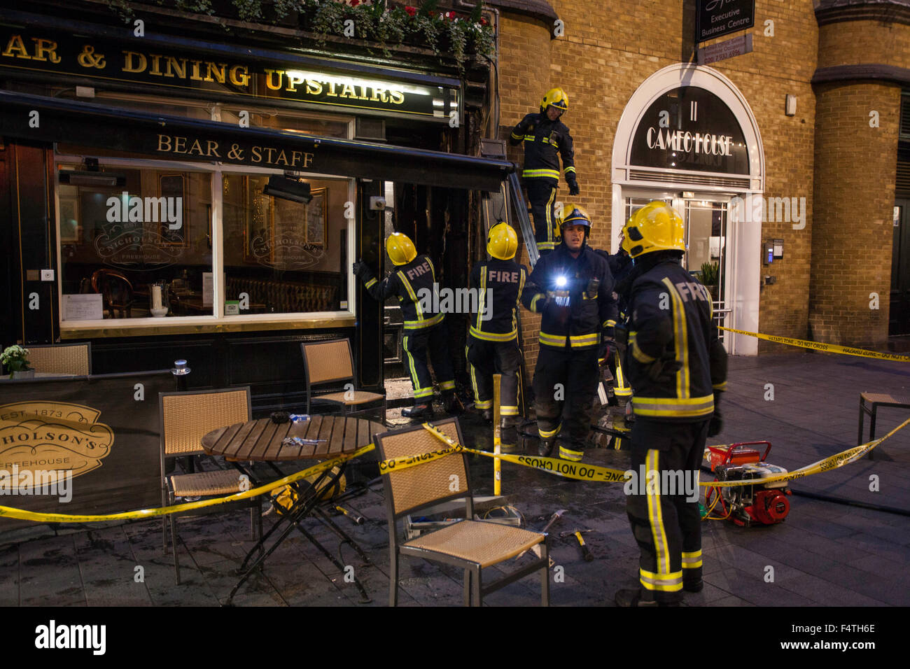 Londres, Royaume-Uni. 22 octobre, 2015. Incident a nécessité l'intervention des pompiers à l'Ours et le personnel. 10-12 rue de l'Ours, Londres jeudi 22 octobre 2015 autour de 18h00 Crédit : Remi Salva/Alamy Live News Banque D'Images