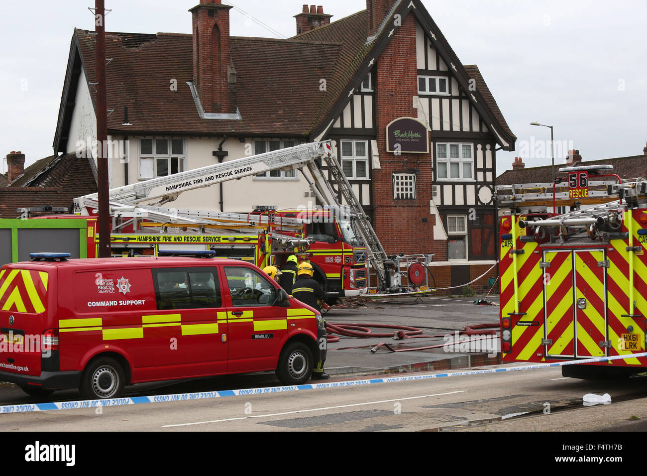 Eastleigh, Hampshire, Royaume-Uni. 22 octobre, 2015. Des dizaines de pompiers sont la lutte contre un incendie dans un restaurant dans le Hampshire. L'incendie à Leigh Road Eastleigh, envoyé, panaches de fumée dans le ciel, et que l'on croit être à un curry house. Un porte-parole d'incendie et de secours a déclaré : "Environ 30 pompiers en ce moment face à un incendie à Eastleigh curry house.' La cause de l'incendie n'est pas connu à ce stade. L'incendie aurait éclaté à 12.50h à la Fortune Park Panchwati Badi Restaurant Indien. La route principale a été bouclé alors que les pompiers s'attaquer à l'incendie. Credit : uknip/Alamy Live N Banque D'Images