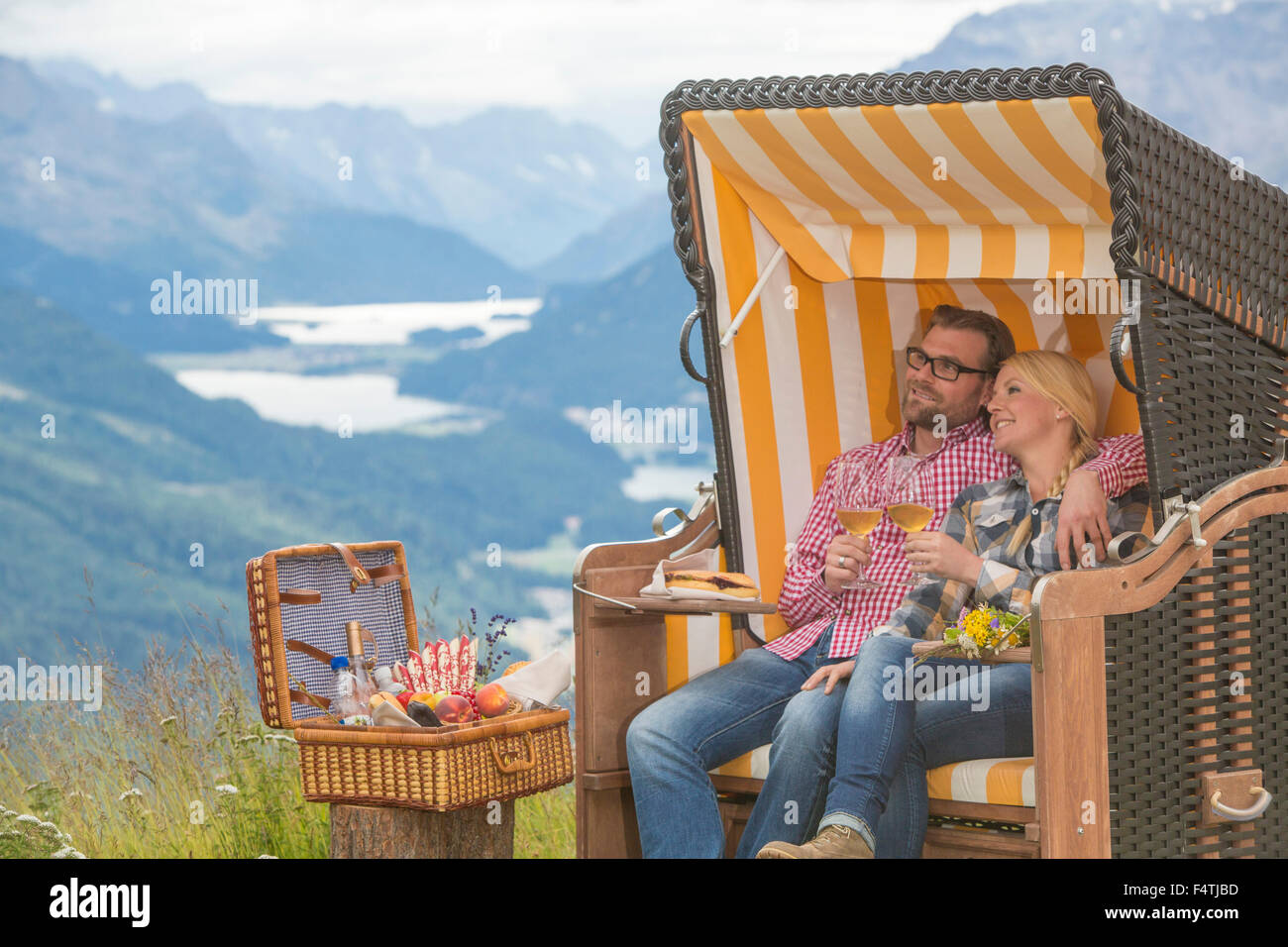Couple, près de pique-nique sur Muottas Muragl, Banque D'Images