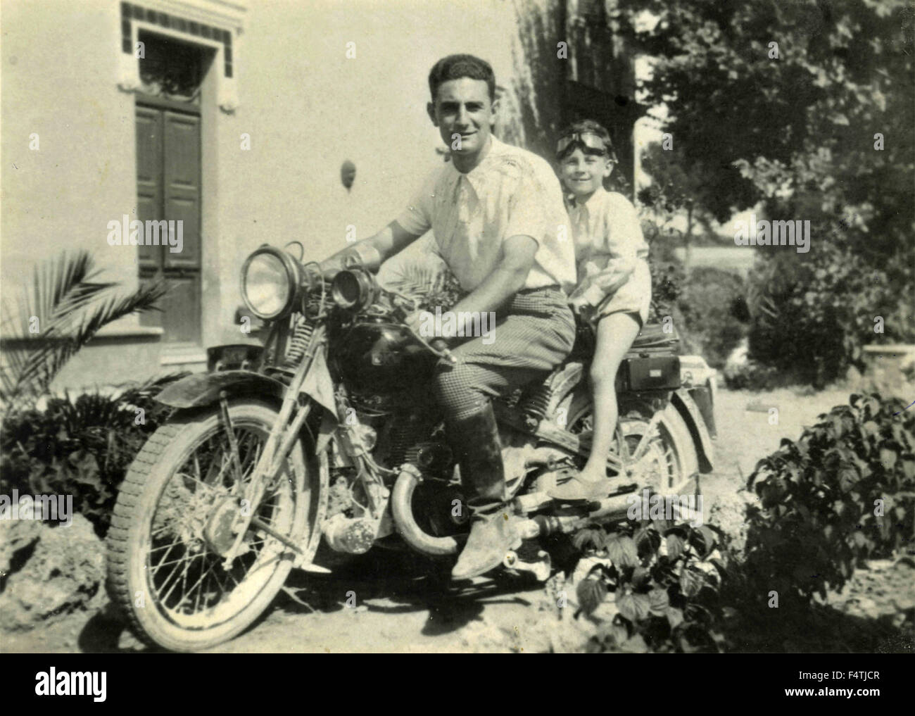 Garçon avec un enfant équitation une DKW 175 moto Banque D'Images