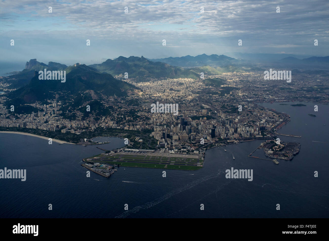 Vue aérienne de Rio de Janeiro centre-ville et les montagnes - l'aéroport Santos Dumont et de la baie de Guanabara en premier plan. Banque D'Images