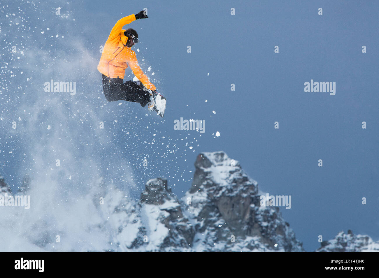 Snowboard jump en face de Tschingelhörner Banque D'Images