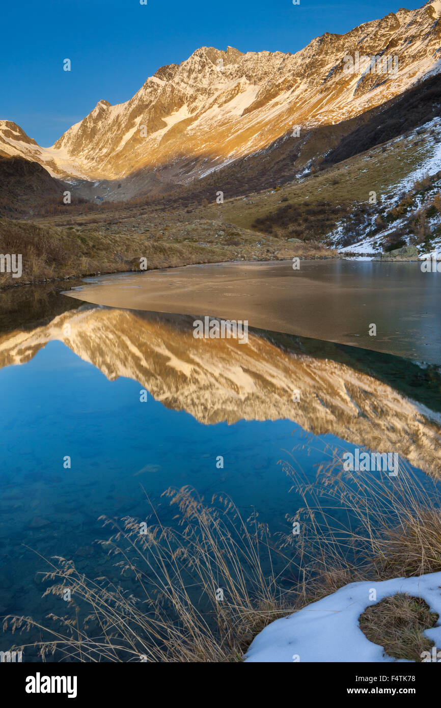Lac de base, Suisse, cantons, Valais, Lötschental, lac de montagne, le lac, de la réflexion, de l'automne Banque D'Images
