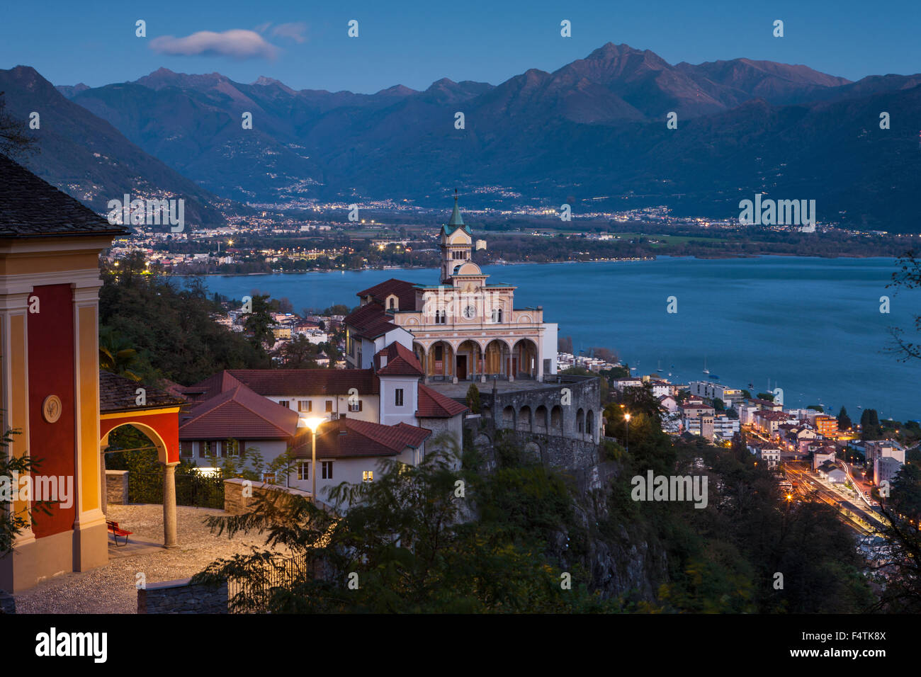 Madonna del Sasso, Suisse, cantons, tessin, lago maggiore, lac, Lucerne, église, crépuscule, les lumières, l'éclairage, Banque D'Images