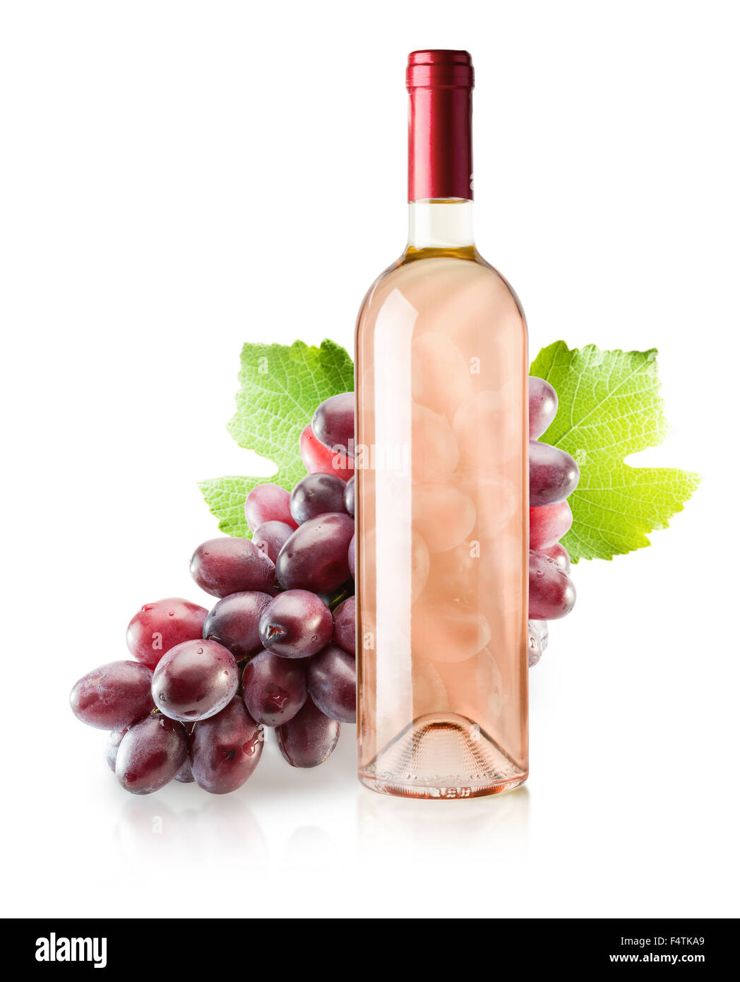 Bouteille de vin blanc avec du raisin rose isolé sur le fond blanc. Banque D'Images