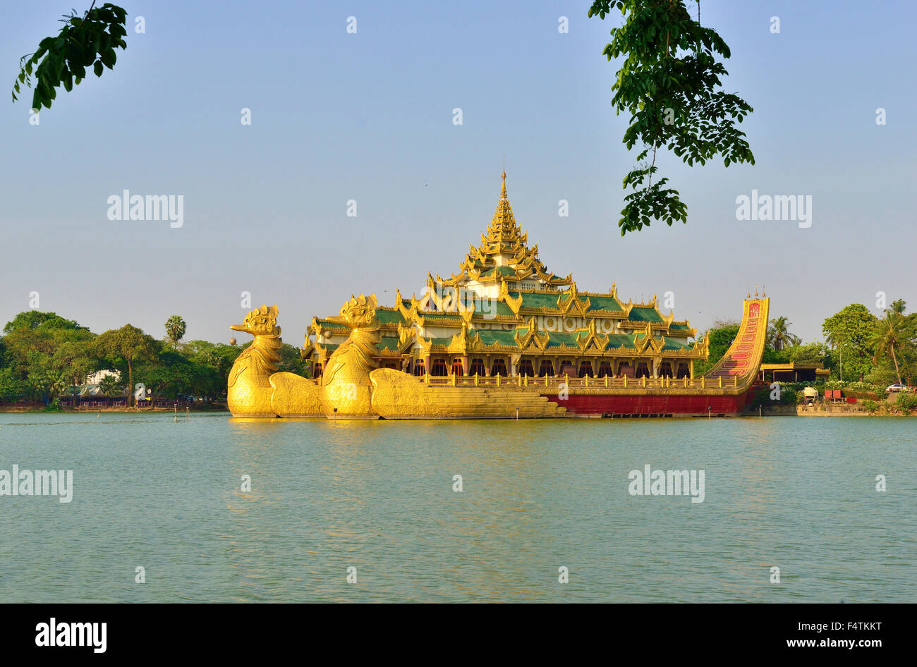 Restaurant Karaweik, le golden dragon boat, sur le Lac Kandawgyi, est une reproduction d'une barge royale Rangoon, Yangon, Birmanie, Banque D'Images