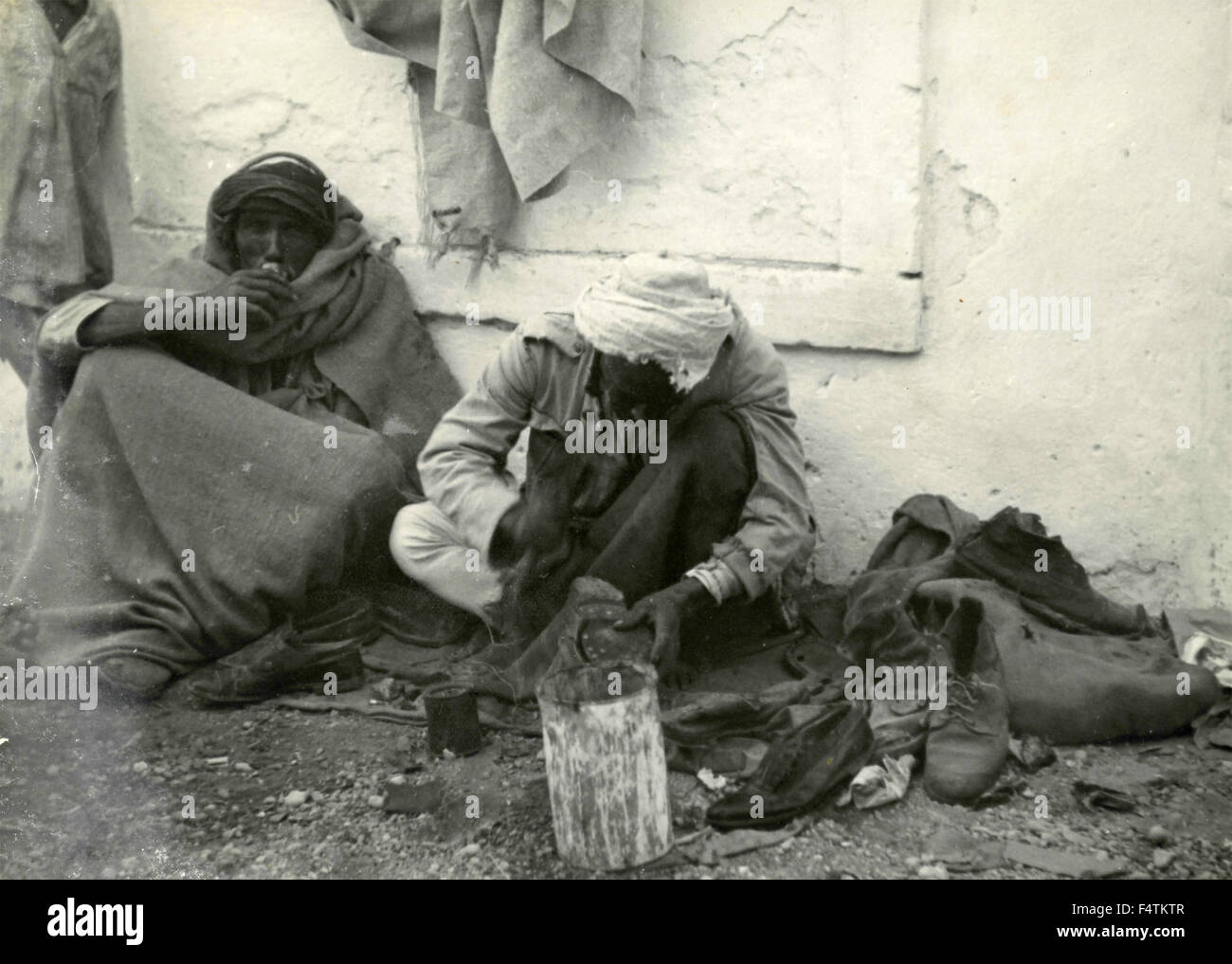 Les mendiants dans la rue Arabe Banque D'Images