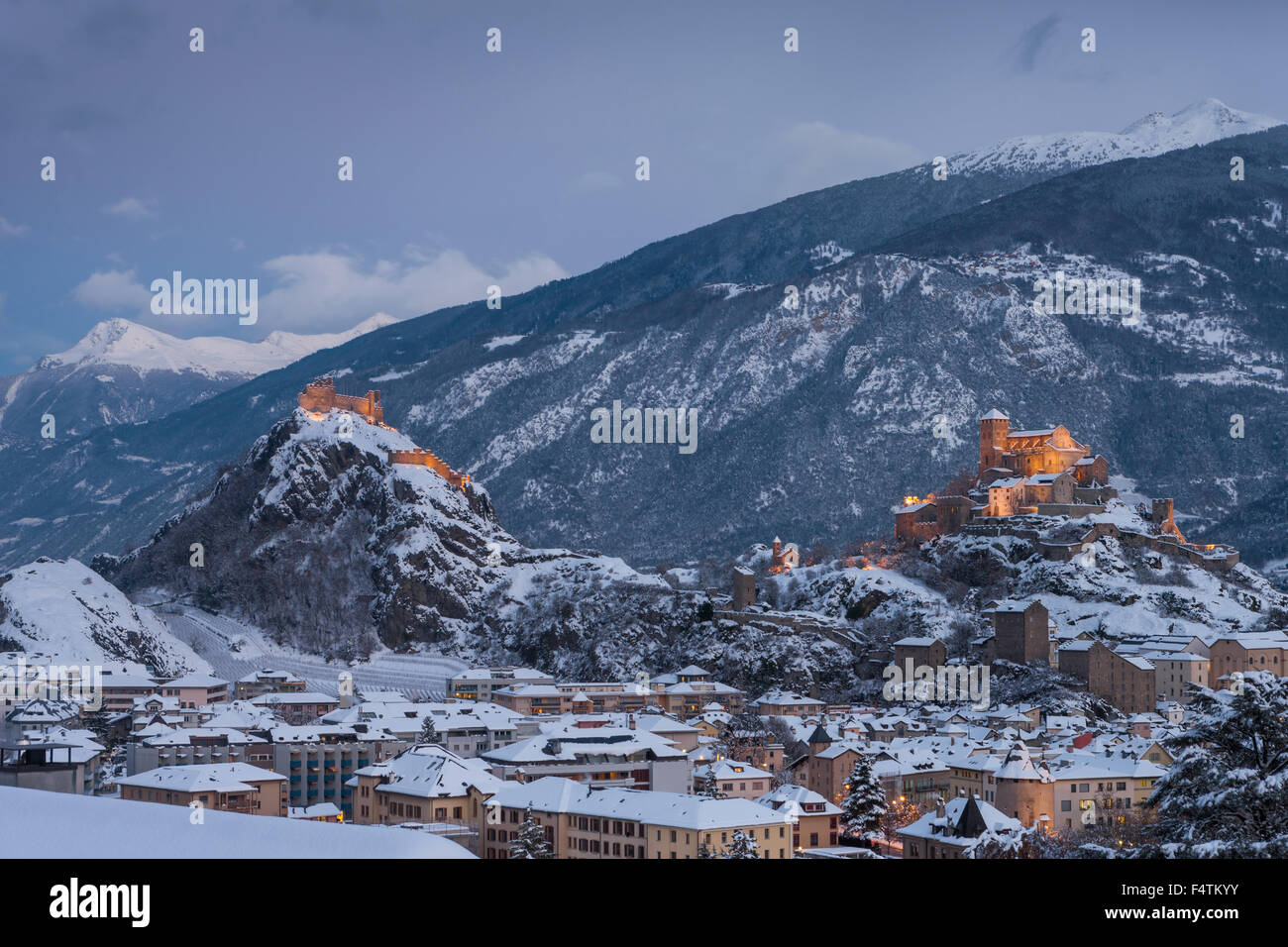 Sion, douanes, Suisse, Valais, canton, ville, canton, ville capitale, Tourbillon, Valeria, crépuscule, les lumières, l'éclairage, l'hiver Banque D'Images