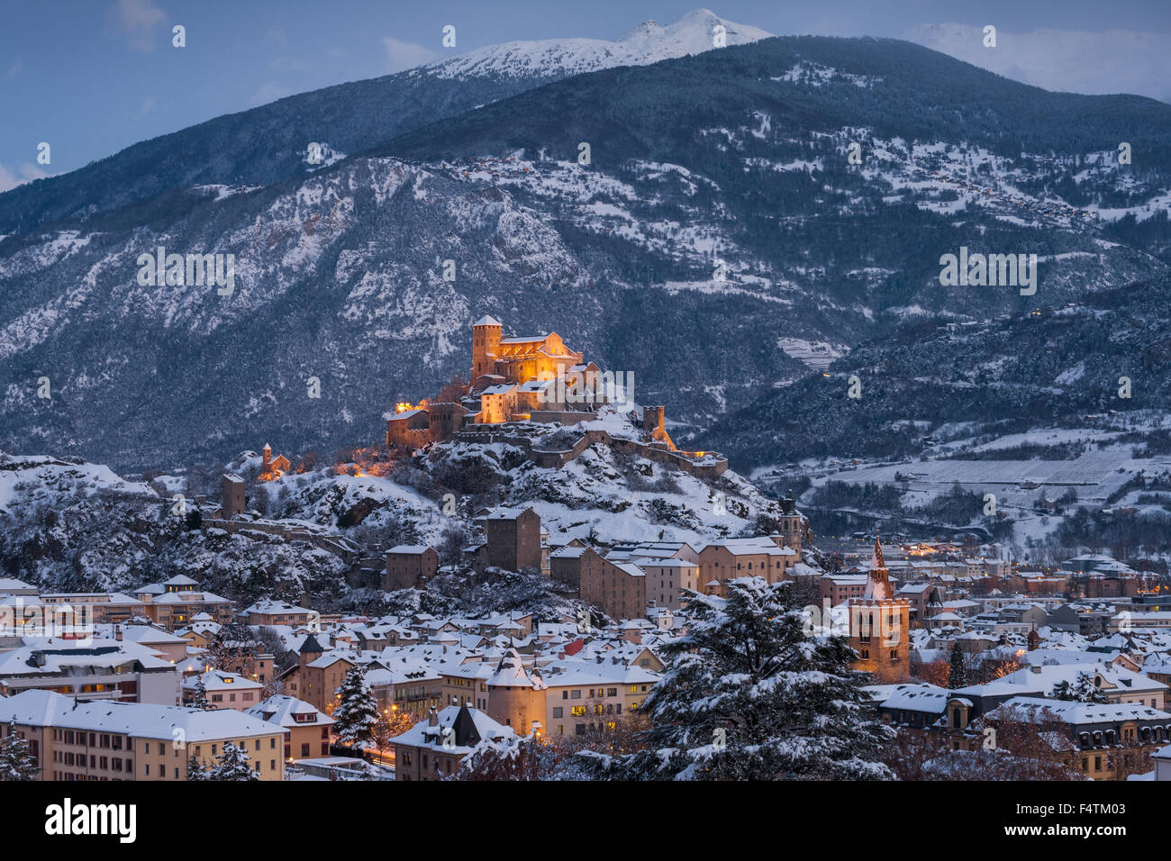 Sion, douanes, Suisse, Valais, canton, ville, canton, ville capitale, Valeria, crépuscule, les lumières, l'éclairage, l'hiver Banque D'Images
