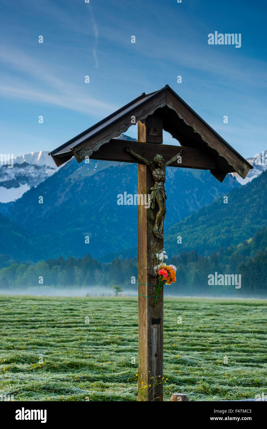 Allgäu, Alpes d'Allgäu, en Bavière, christianisme, chrétien, figure du Christ, l'Allemagne, l'Europe, champ cross, hall cross, croix de bois, Banque D'Images