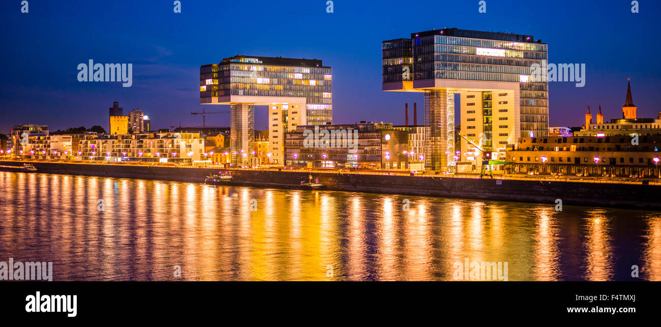 Crépuscule, immeuble de bureaux, bloc, l'Allemagne, l'Europe, de l'eau, maisons grue, Cologne, Rhénanie du Nord-Westphalie, Rhin, Skyline, réflexion, Banque D'Images