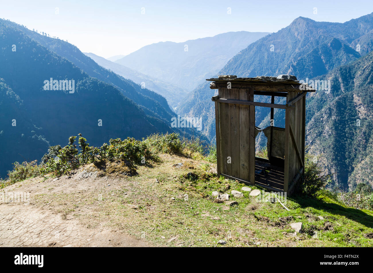 Maison de toilette simple à côté d'une piste au-dessus d'une vallée Banque D'Images Maison de toilette simple à côté d'une piste au-dessus d'une vallée Banque D'Images
