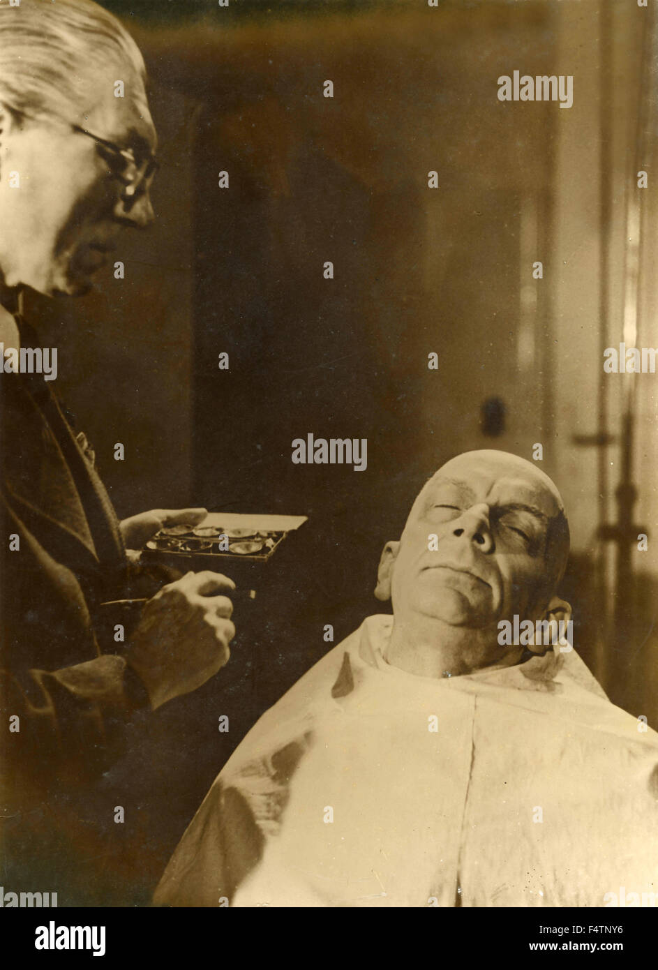 Une scène du film "Les deux soeurs" avec l'acteur Erich Ponto, Allemagne Banque D'Images