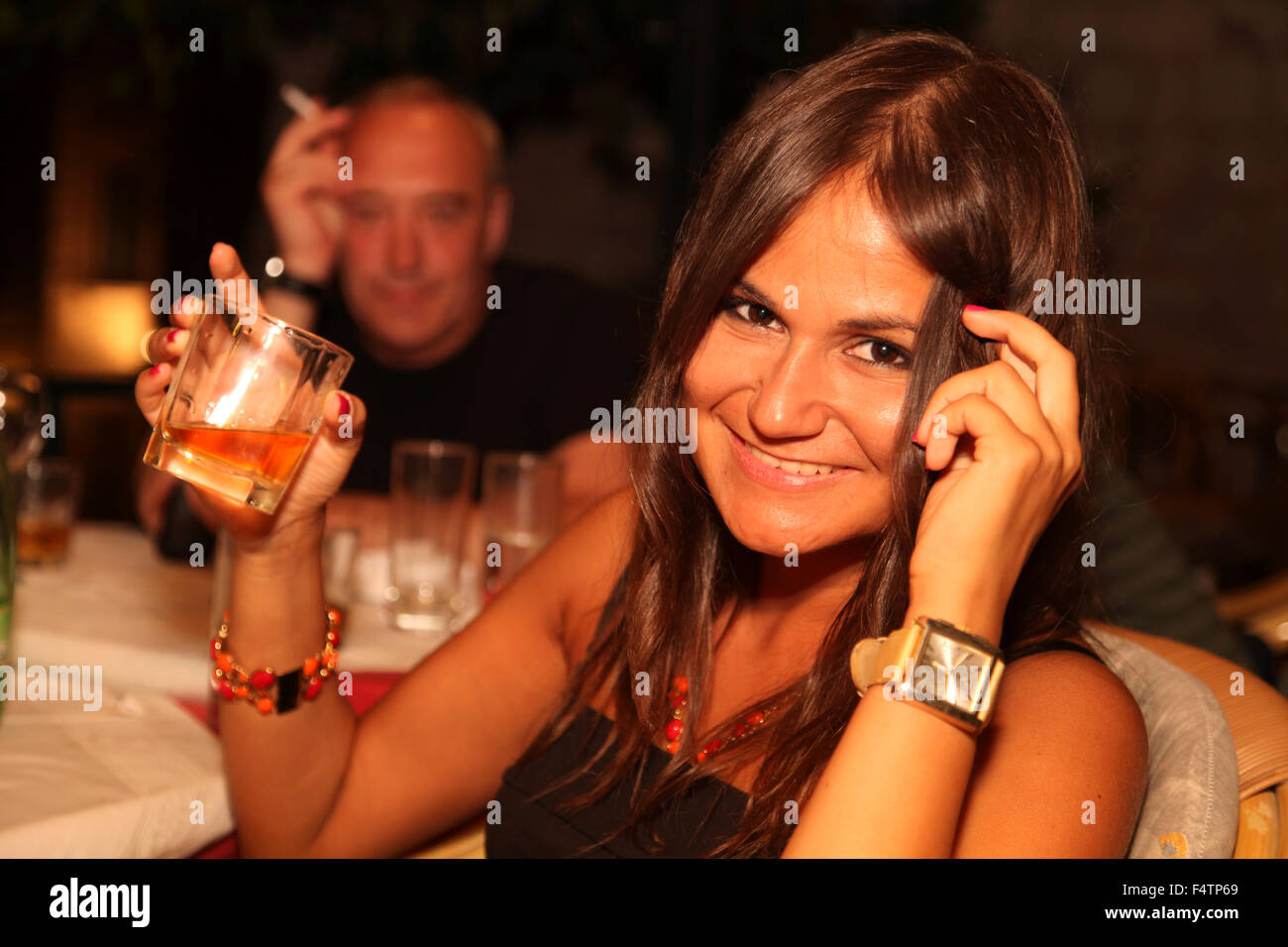 Jolie jeune fille serbe bénéficie de temps dans un restaurant à Dubrovnik, Croatie Banque D'Images
