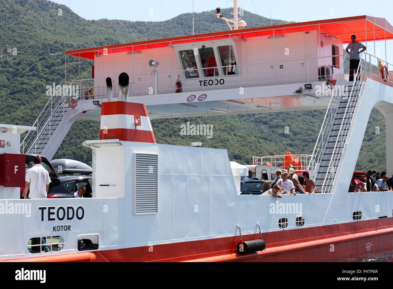 Ferry dans la région de Kotor, sur la côte Adriatique du Monténégro, avec voitures et passagers à bord en direction de la Croatie. Le capitaine est sur le tableau à droite Banque D'Images