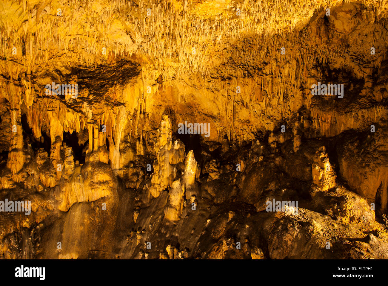 Grotte de calcaire près de Rudine, île de Krk, Croatie, Kvarner Bay Banque D'Images