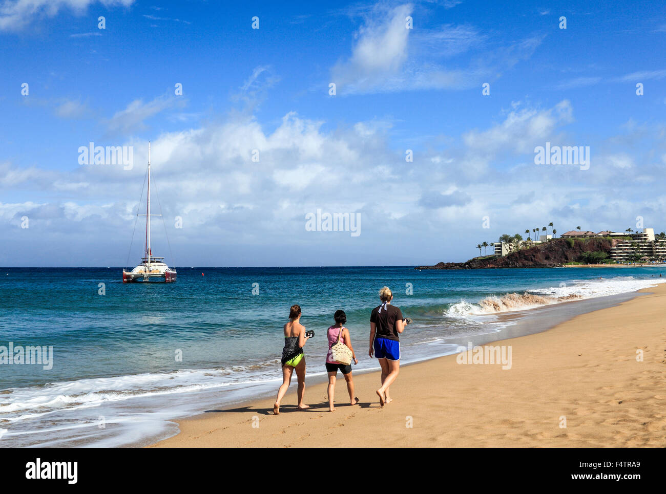 Les gens à pied de la plage de Kaanapali, with Hula Girl au large et Black Rock et l'hôtel Sheraton Maui Resort & Spa dans la distance Banque D'Images
