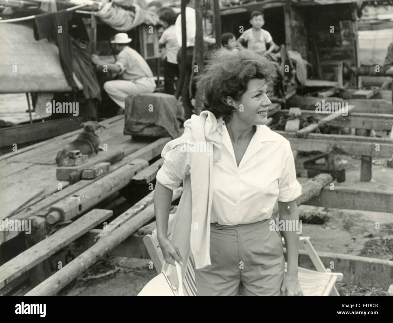 L'actrice américaine Rita Hayworth à Hong Kong sur le plateau de tournage de "Hong Kong's Farewell" par Luigi Polidoro Banque D'Images