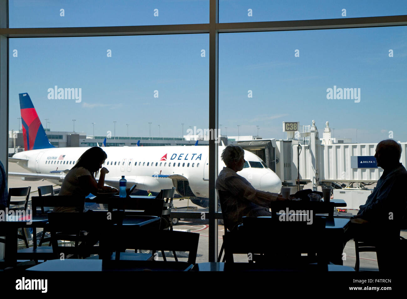 Les personnes mangeant à l'aire de restauration domaine de l'Aéroport International de Denver, situé à Denver, Colorado, USA. Banque D'Images