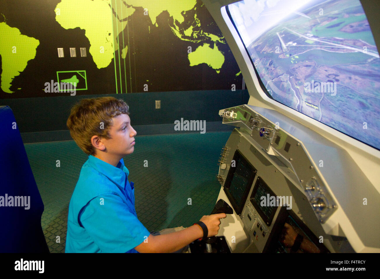 Garçon à l'aide d'un simulateur de vol à la John F. Kennedy Space Center, Merritt Island, Florida, USA. Banque D'Images