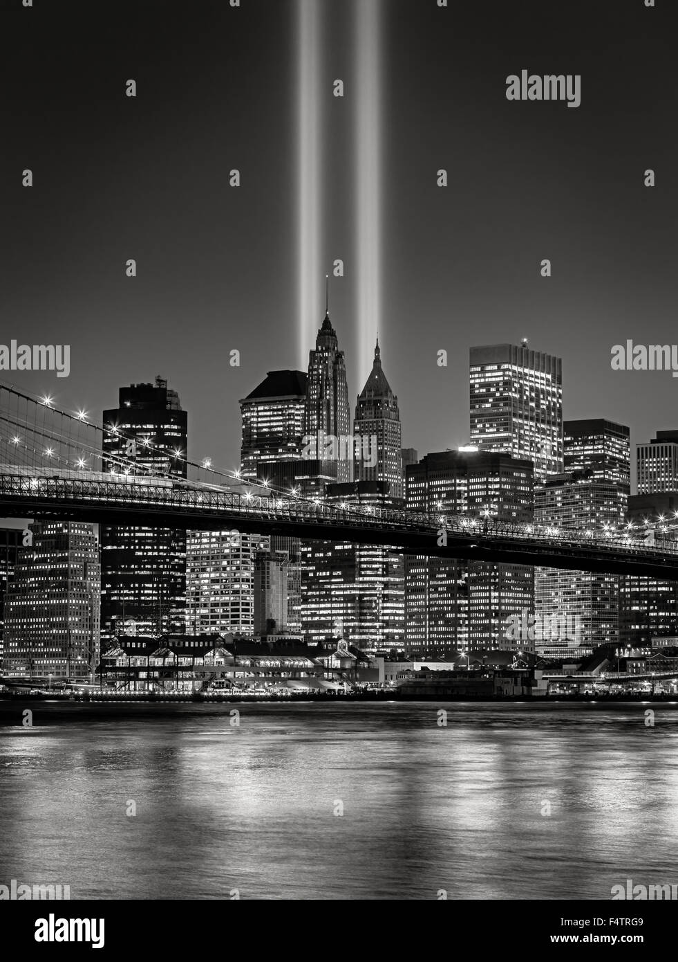 L'hommage rendu à la lumière, dans le Lower Manhattan illuminé avec des gratte-ciel du quartier financier, la ville de New York, Banque D'Images