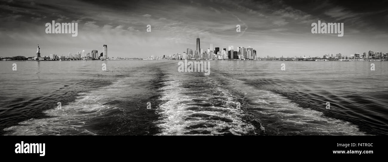 Noir & Blanc panoramique toits de New York avec la partie basse de Manhattan et du quartier des gratte-ciel et la Statue de la liberté. Banque D'Images