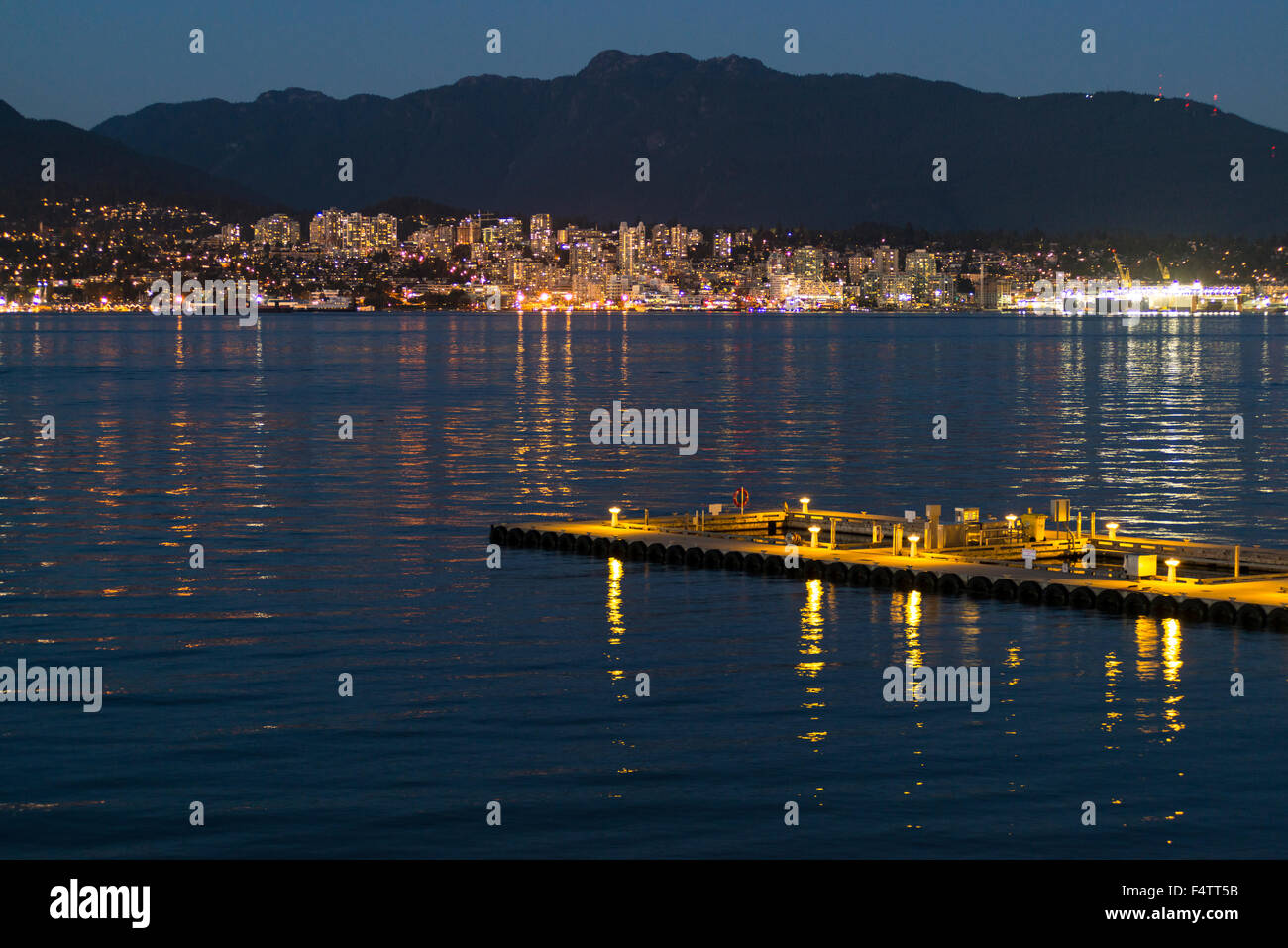 Une vue de North Vancouver de Coal Harbour, Vancouver, BC, Canada. Banque D'Images