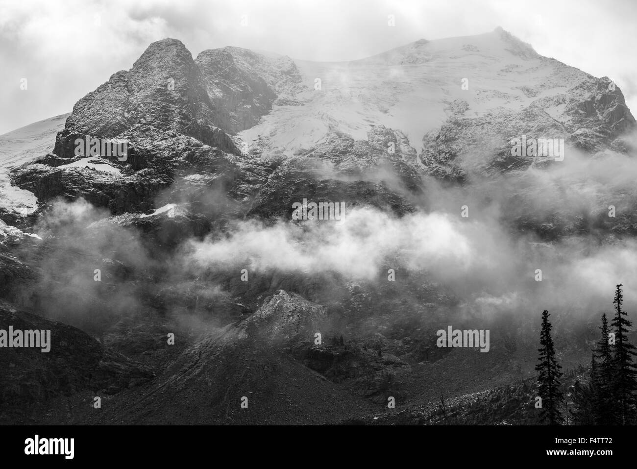 Le noir et blanc d'un pic de montagne à Joffre Lakes Provincial Park, BC, Canada Banque D'Images