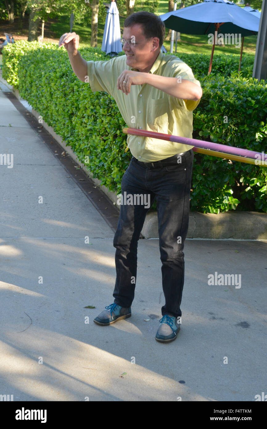 Homme avec un hula hoop Banque D'Images