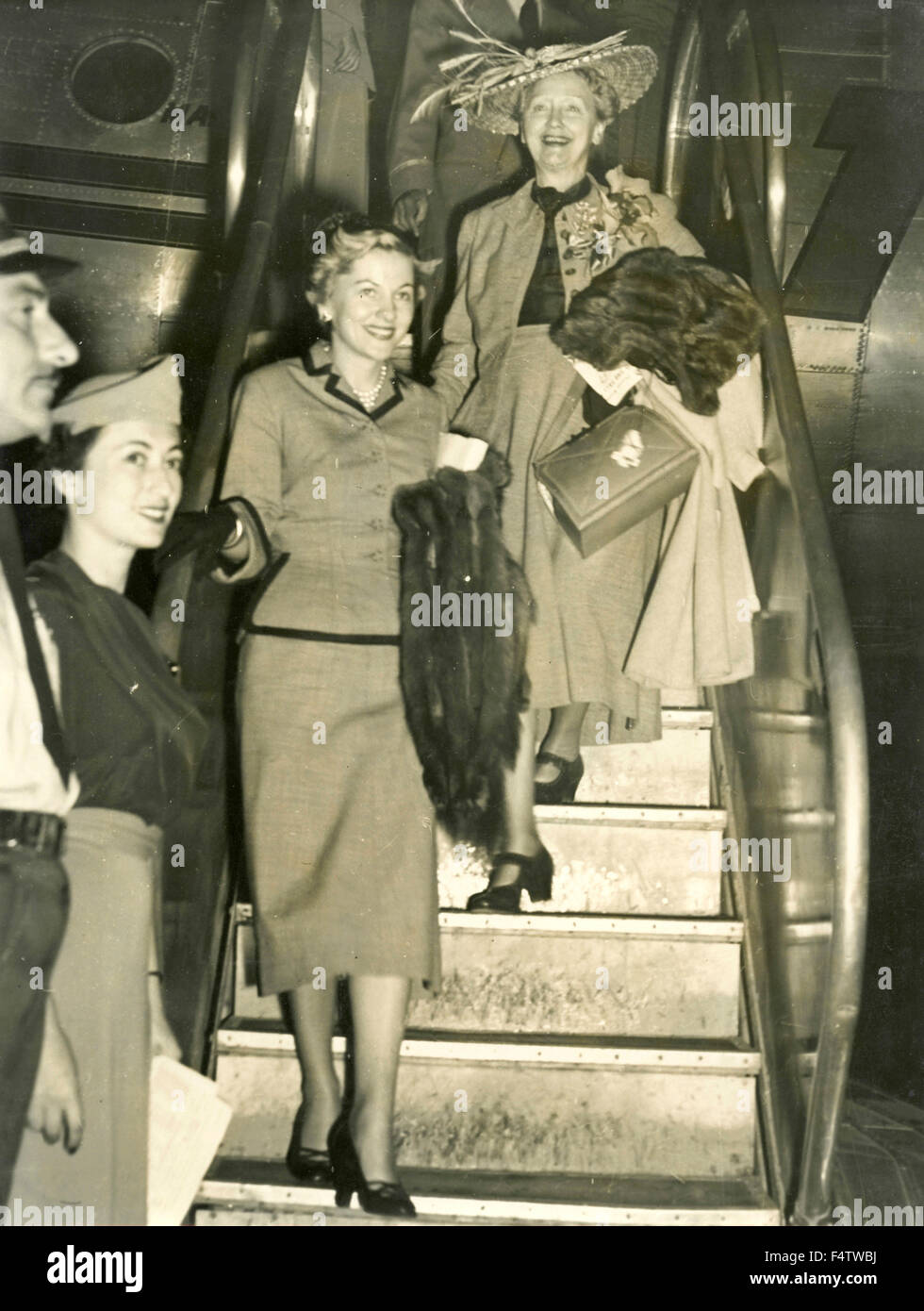 L'actrice américaine Joan Fontain descend d'un avion Banque D'Images