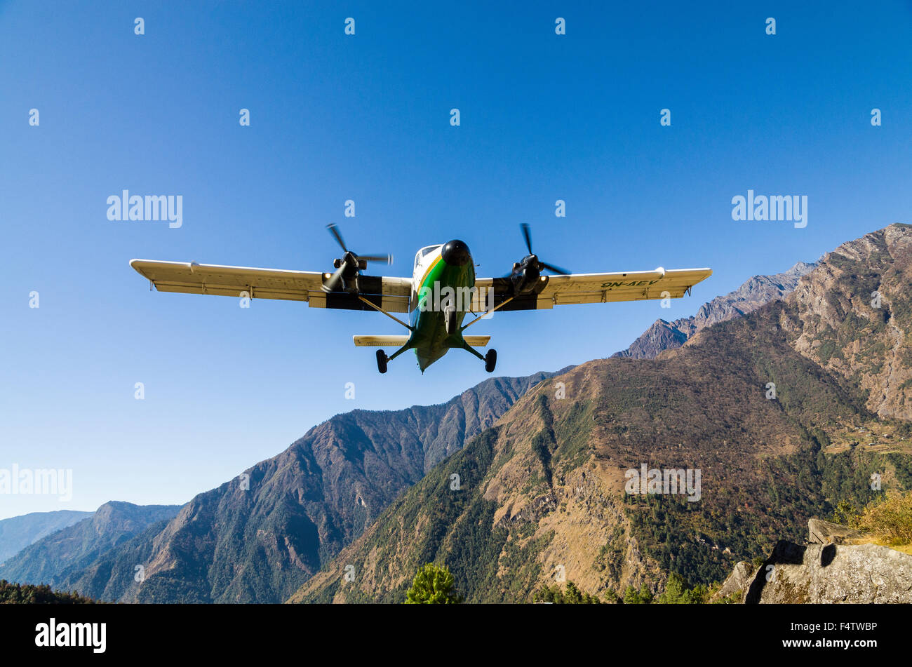 L'atterrissage de l'avion à Lukla Airport Banque D'Images L'atterrissage de l'avion à Lukla Airport Banque D'Images
