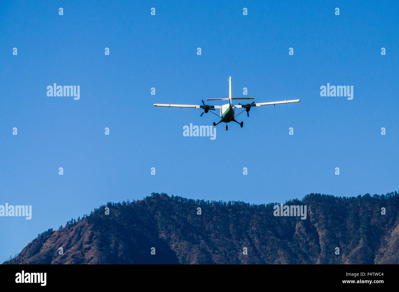 Avion décollant à Lukla Airport Banque D'Images Avion décollant à Lukla Airport Banque D'Images