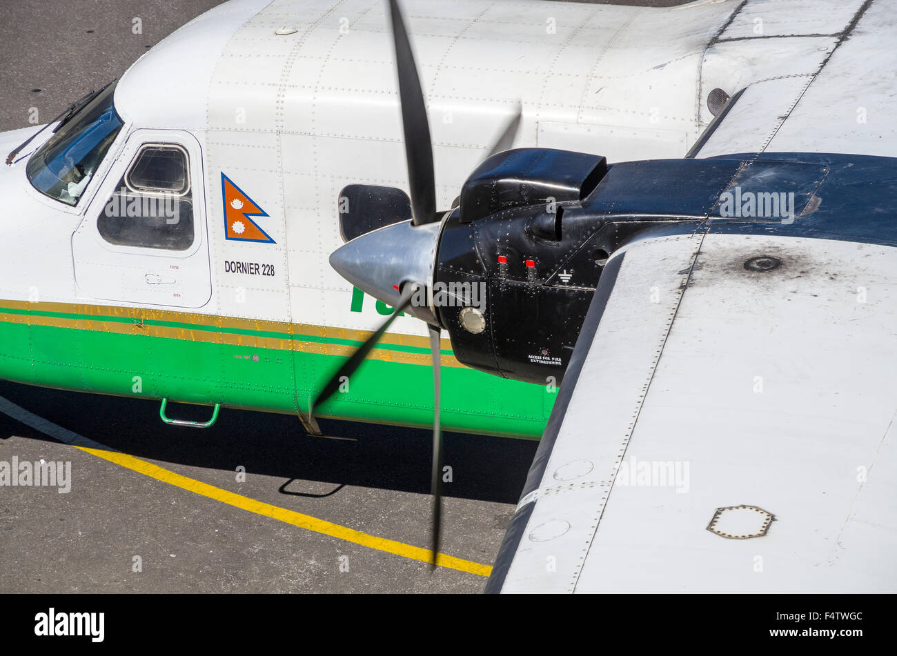 Détail d'un avion prêt à partir à l'aéroport de Lukla Banque D'Images Détail d'un avion prêt à partir à l'aéroport de Lukla Banque D'Images