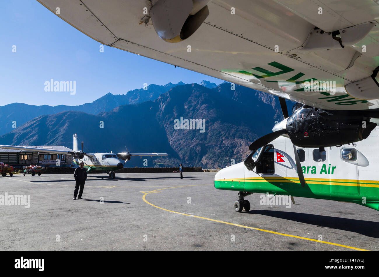 Détail d'un avion prêt à partir à l'aéroport de Lukla Banque D'Images Détail d'un avion prêt à partir à l'aéroport de Lukla Banque D'Images