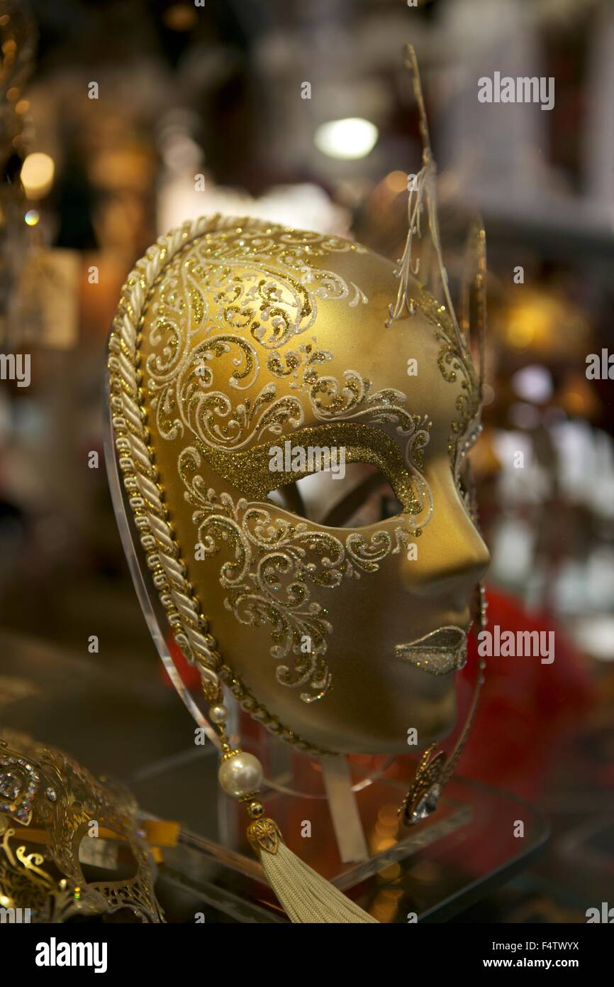 Bel ornement masque masque italien décoration décoration affichage vitrine Carnaval de Venise city shop window shop ville Banque D'Images