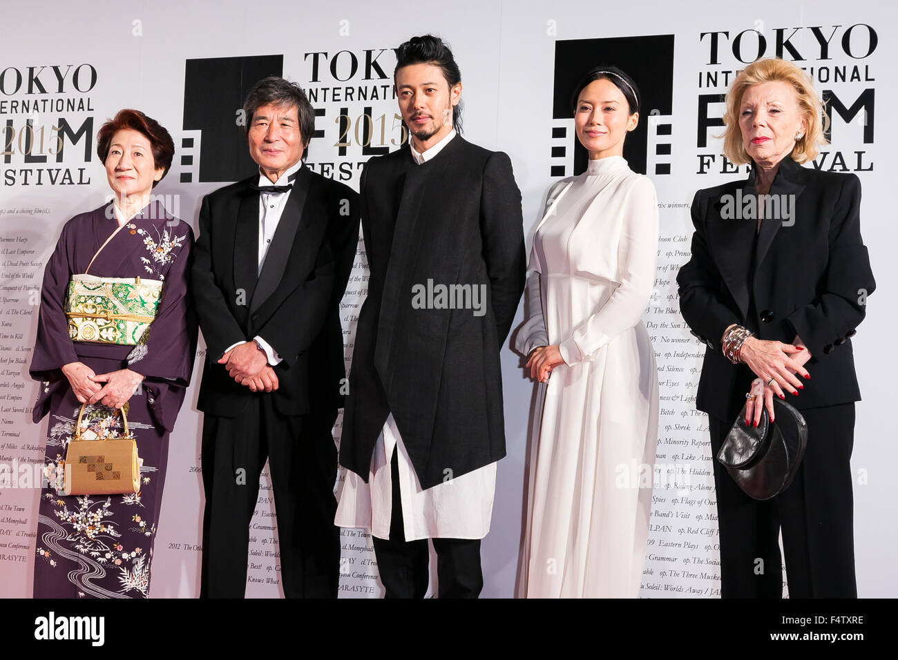Tokyo, Japon. 22 octobre, 2015. Des acteurs et de l'équipe du film ''FOUJITA'' poser pour les caméras lors de l'ouverture du tapis rouge pour le 28ème Tokyo International Film Festival (TIFF) à Roppongi Hills Arena le 22 octobre 2015, à Tokyo, Japon. Le Festival du film se déroulera jusqu'au samedi 31. Sur la photo, de G à D : (deuxième à gauche) directeur Eliseo Subiela, acteur Jo Odagiri, actrice Miki Nakatani et productrice Claudie Ossard. Credit : Rodrigo Reyes Marin/AFLO/Alamy Live News Banque D'Images