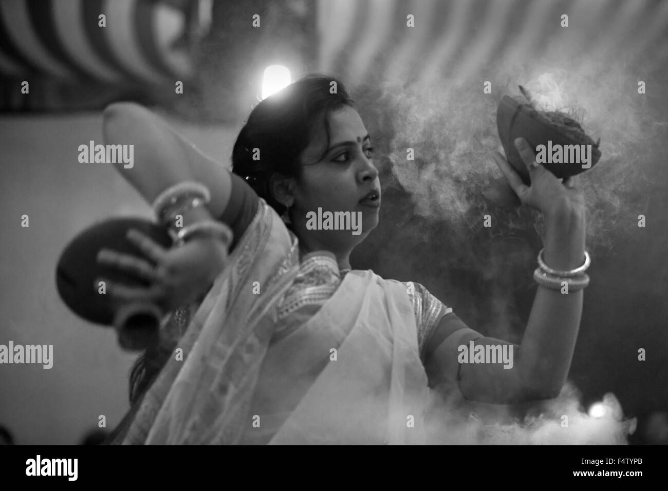 Bengali traditionnel de la femme Dhunuchi au cours de danse le Durga Puja Festival en Inde Banque D'Images