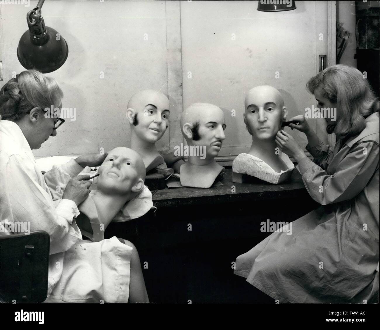 1968 - Nouvelles têtes pour les Beatles. Il semble que le 'madolescentes op top' de droit des Beatles est enfin mort et parti. Pour les modèles de cire traditionnelle du groupe chez Madame Tussauds sont à être fondu - et remplacés par de nouveaux modèles plus mature - montrant les Beatles en tous leurs 'gloire' psychédélique, complet avec les cheveux longs, et des moustaches. Chez Madame Tussauds, London - Mlle Vera Bland (à gauche) travaille à la tête de George Harrison, alors que Mlle Diane Hull travaille sur la tête de John Lennon. © Keystone Photos USA/ZUMAPRESS.com/Alamy Live News Banque D'Images