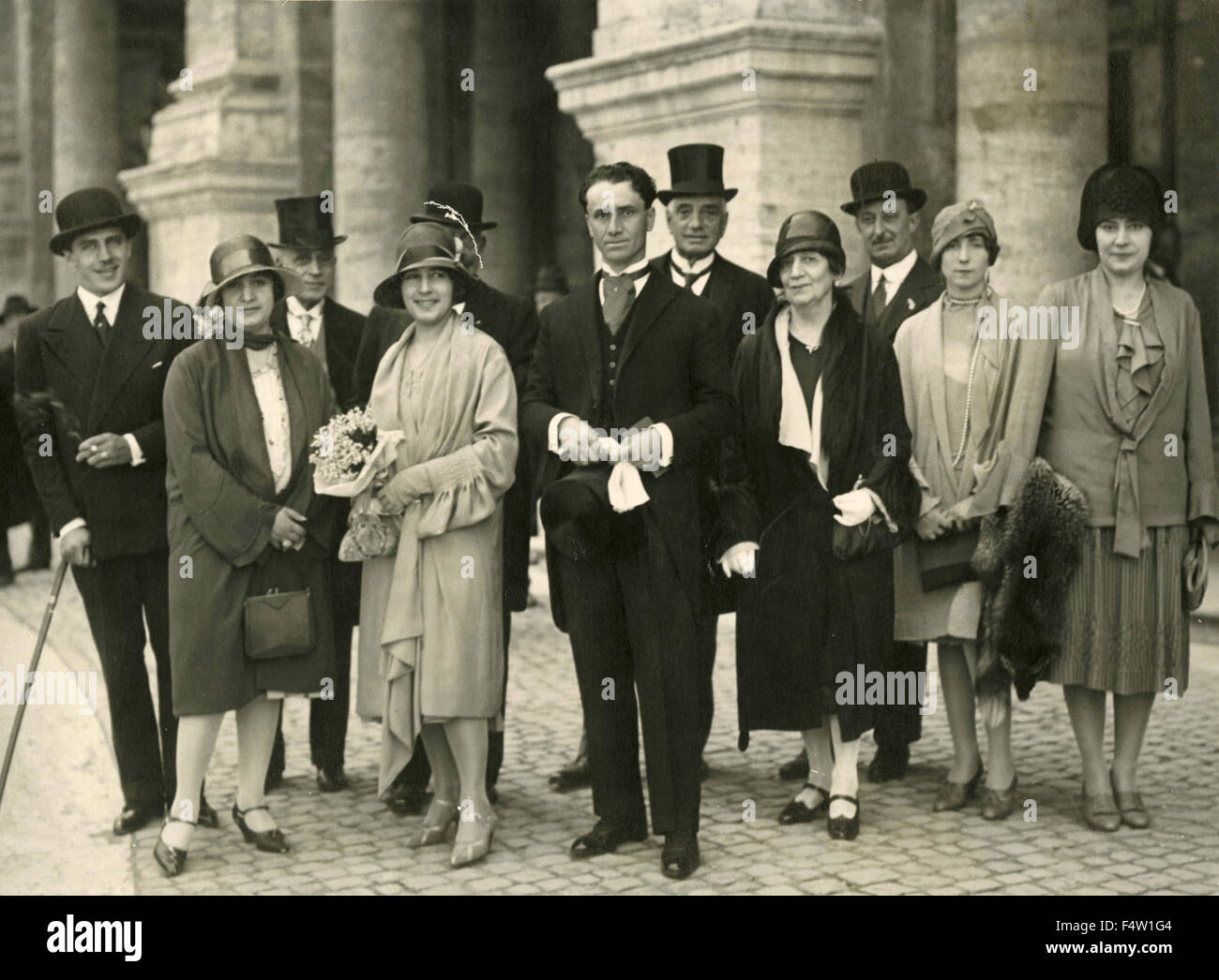 Groupe de famille qui pose pour une photo avec le marié Banque D'Images