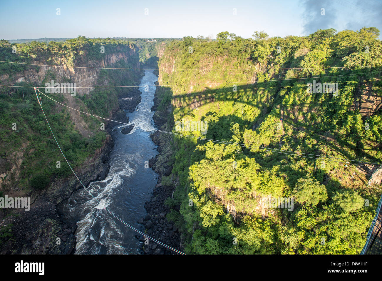 Victoria Falls, Zimbabwe - l'ombre du pont sur le côté falaise sur fleuve Zambèze. Banque D'Images