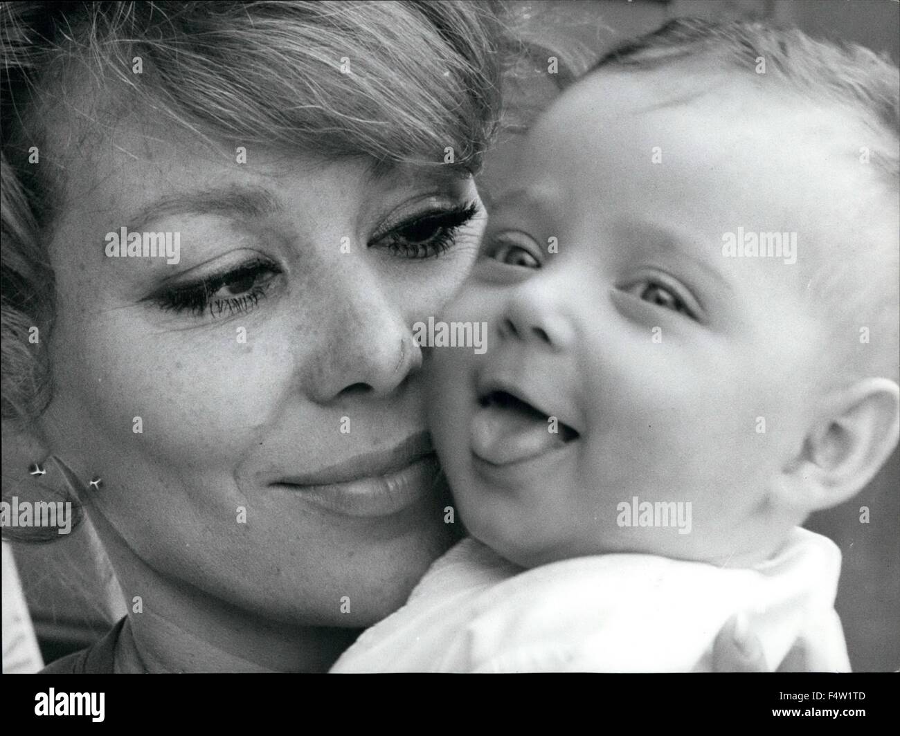 1978 - Irina Demick et sa fille Marie Emanuelle (4 mois) © Keystone Photos USA/ZUMAPRESS.com/Alamy Live News Banque D'Images