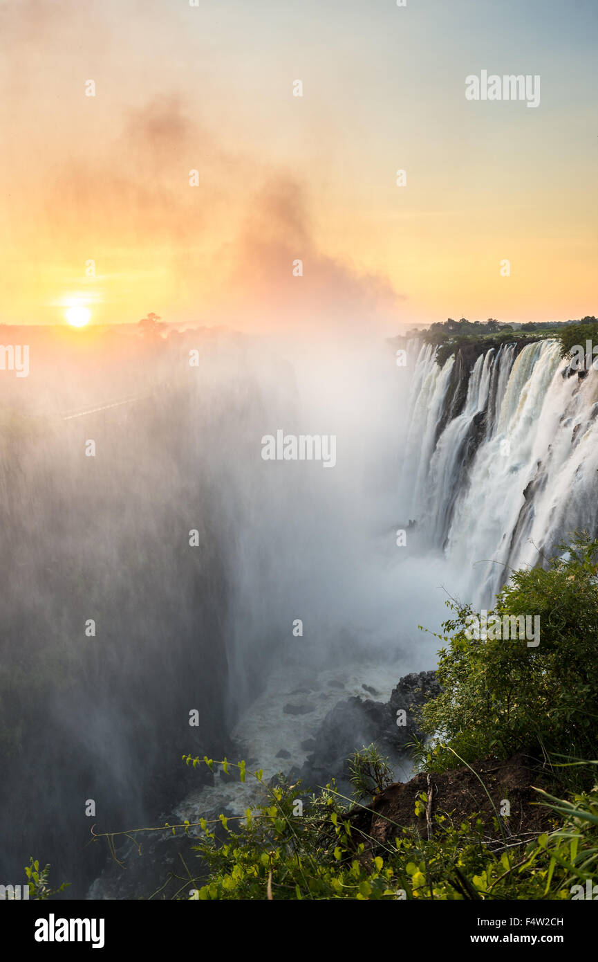 LIVINGSTONE, Zambie, Afrique du Sud - Chutes Victoria (Mosi-oa-Tunya) , plus grande cascade , sur la rivière Zambèze Banque D'Images