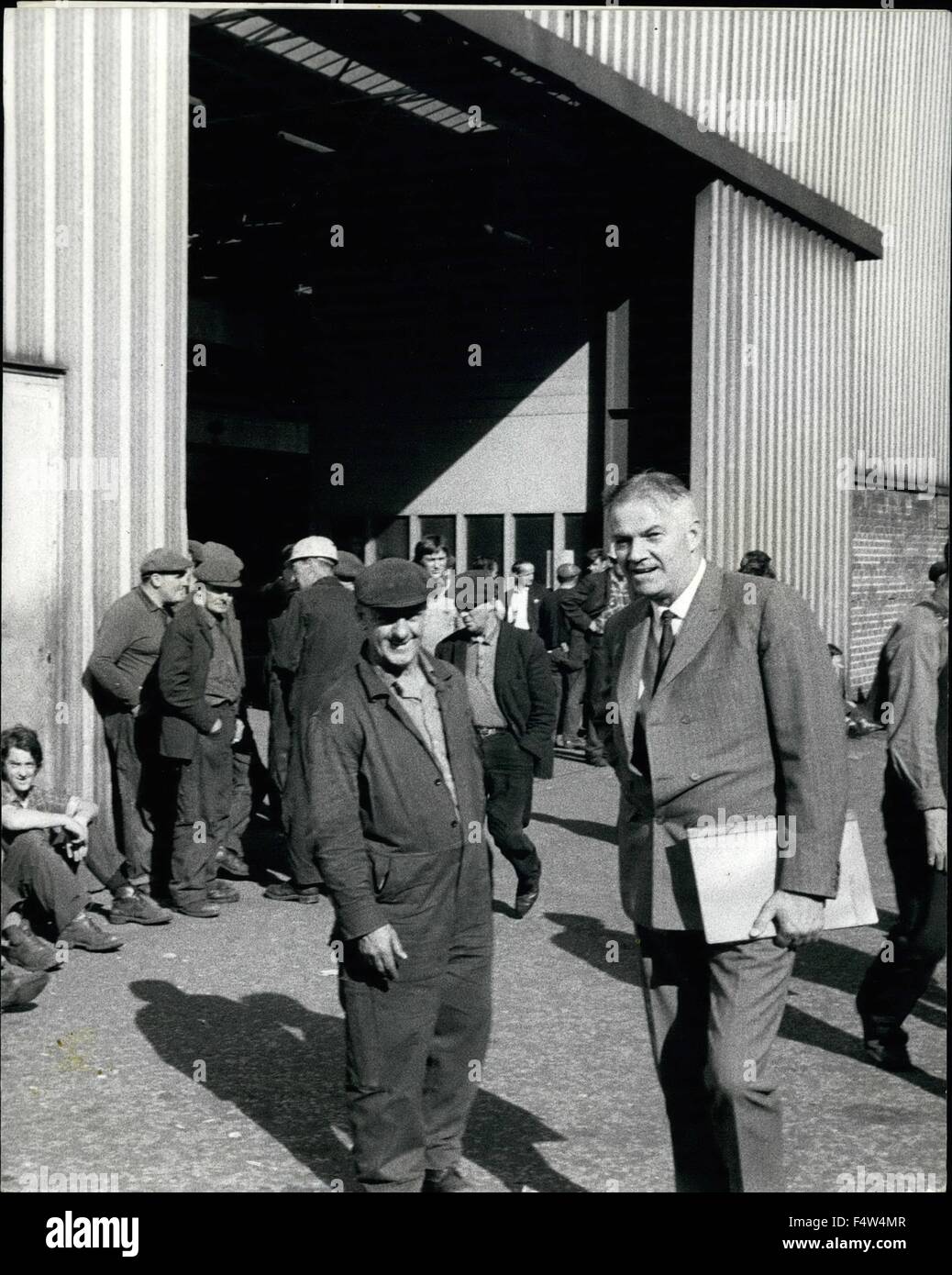 1962 - Les ''Autres'' Clyde shipbuilders : il peut être difficilement être un homme ou une femme en Grande-Bretagne aujourd'hui qui n'est pas au courant de les hauts et les bas d'Ecosse de la Clyde Ship Builders. Tous les jours, à travers les médias de la presse, de la radio et de la télévision, le sage se poursuit. Mais pendant ce temps, à seulement quelques kilomètres de là, l'animation et l'expansion des chantiers de l'immeuble inférieur sont Clyde géant avec succès les navires. La plus évidente est le symbole de réussite énorme grue conduite à cheval en construction à moindre Clyde's Scott Lithgow cour. Ses deux tours de 200 pieds montrent la force et la confiance de l'Ecosse de ''bien'' ship Banque D'Images