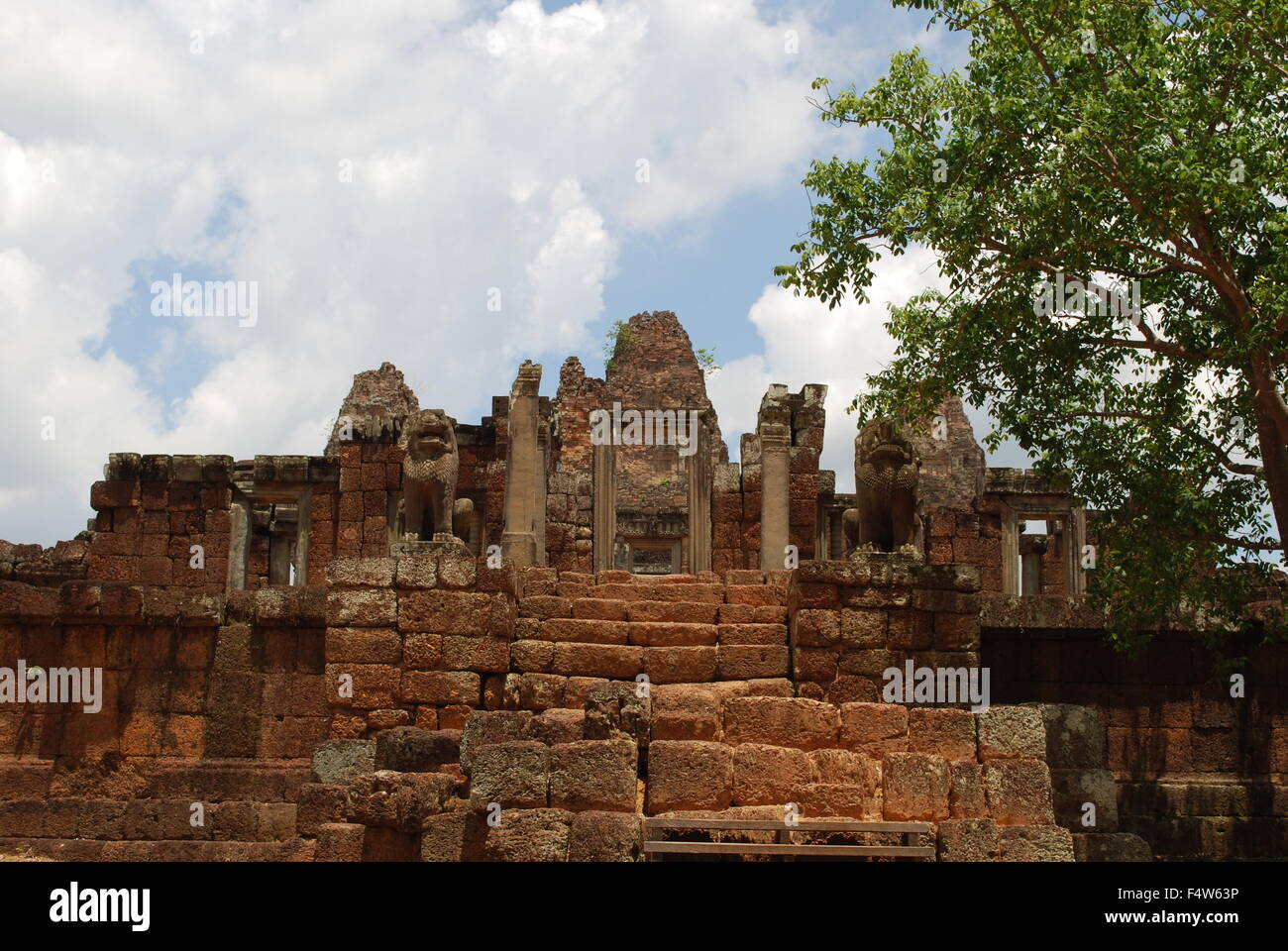 East Mebon grand, trois étages, temple-montagne couronnée par cinq tours. Parc archéologique d'Angkor, Siem Reap, Cambodge. Banque D'Images