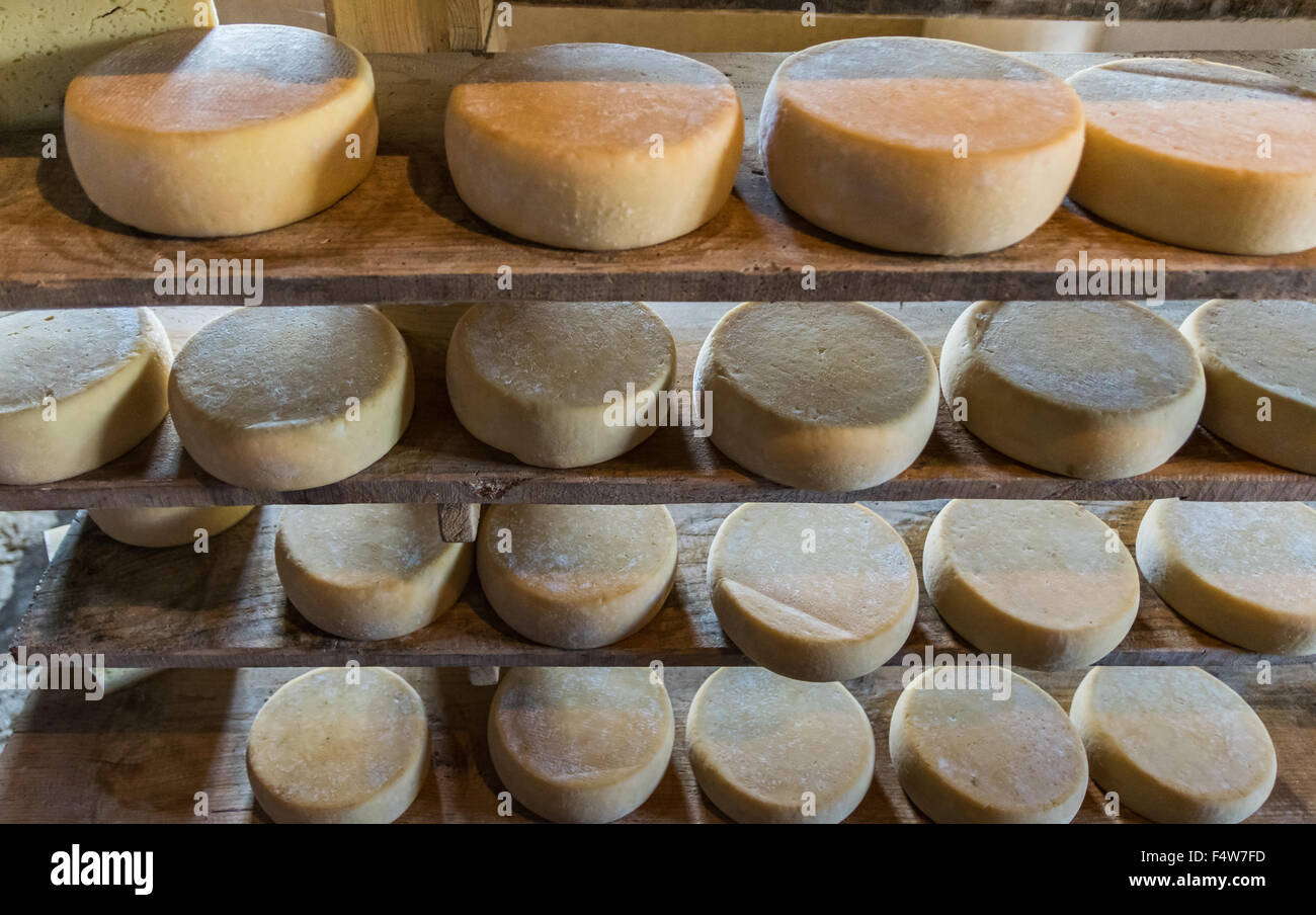 Chalet de montagne qui produit et vend des fromages faits maison. Banque D'Images