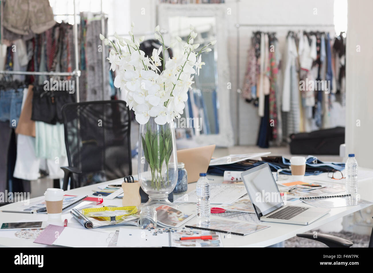 Bouquet, des épreuves, des échantillons et des vêtements à la mode design office Banque D'Images