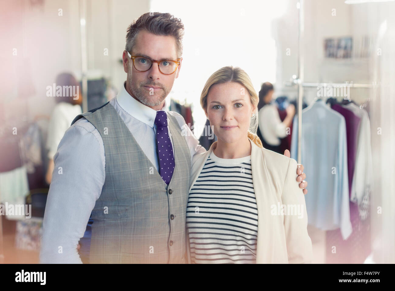 Portrait confiant fashion designers in office Banque D'Images
