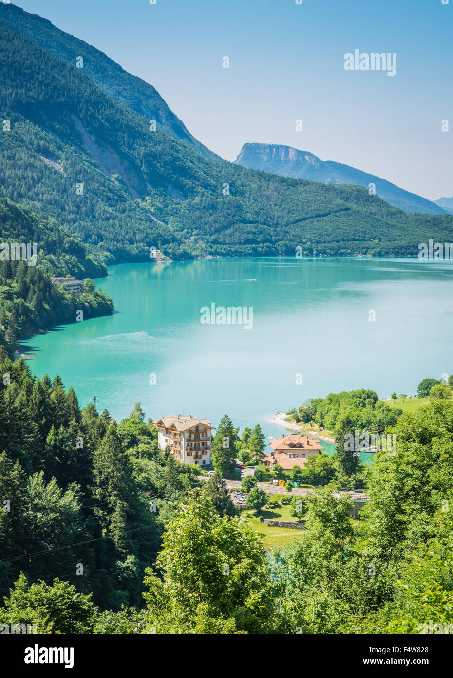 Le Lac de Molveno, élu plus beau lac en Italie en 2015 Banque D'Images
